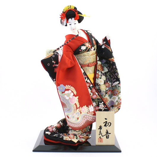 Hatsune-Puppe im Seidenkimono