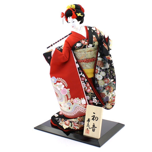 Hatsune-Puppe im Seidenkimono
